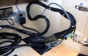 umbilical cable and connectors to allow presentation table to be removed